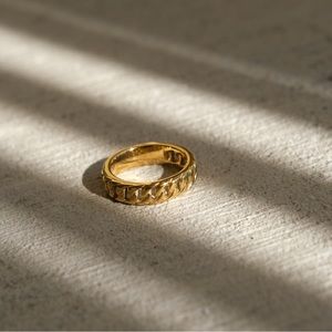 ♥️CLOSING SALE ♥️18K Gold Curb Twist Ring